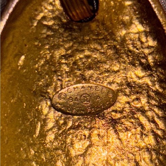 CHANEL Gold Chain Necklace with Chanel Intricate Pendant - Picture 7 of 10